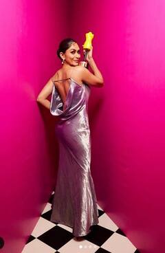 Mrunal Thakur: ਮ੍ਰਿਣਾਲ ਠਾਕੁਰ ਨੇ ਡੀਪਨੇਕ ਗਾਊਨ ਪਾ ਕੇ ਦਿਖਾਇਆ ਆਪਣਾ ਜਲਵਾ, ਤਸਵੀਰਾਂ ਇੰਟਰਨੈੱਟ 'ਤੇ ਹੋਈ ਵਾਇਰਲ