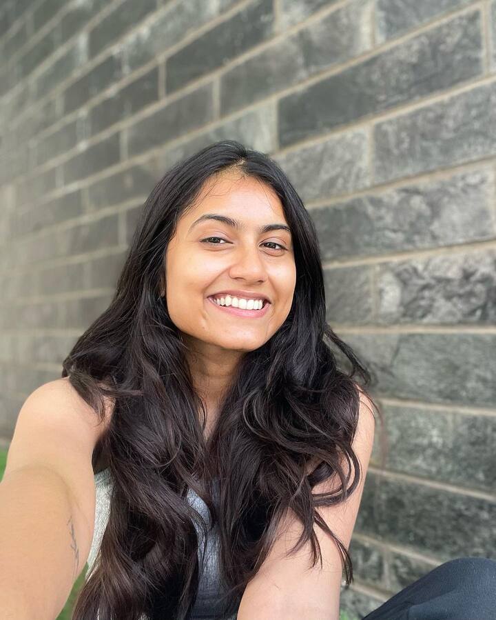 22 ఏండ్ల ఈ ముద్గుగుమ్మ  సినిమా చాన్సులు కూడా కొట్టేసింది. Image Credits : Varshinne Varma/ Instagram