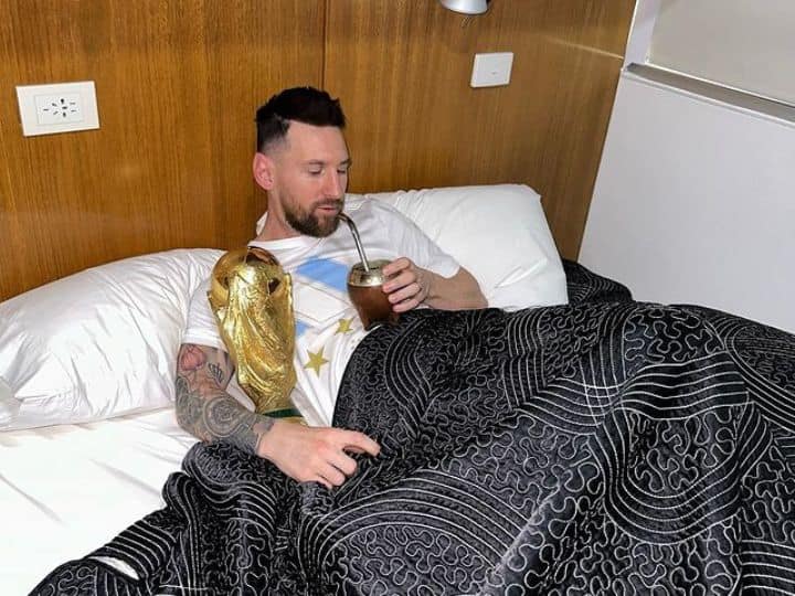 या पोस्टमध्ये मेस्सीनं शुभ दिवस लिहिलं असून सोबत ट्रॉफी बरोबरचे फोटो शेअर केले आहेत. 