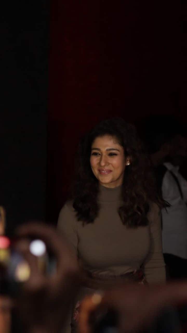 இதில், பத்திரிக்கையாளர்கள் மற்றும் பிரபலங்கள் என பலர் கலந்து கொண்டனர்