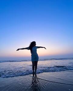 సముద్ర తీరాన అందాల వర్షిణి, ఫోటోలు వైరల్