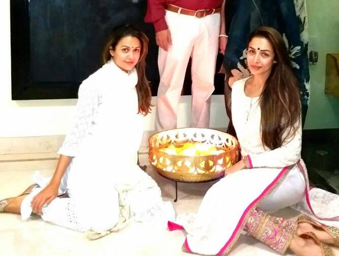 সম্প্রতি যে এপিসোড সম্প্রচারিত হয়েছে 'মুভিং ইন উইথ মালাইকা'র, তাতে দেখা যাচ্ছে, মালাইকা, অমৃতা, তাঁদের মা এবং আরহান লাঞ্চে গিয়েছেন। আর সেখানেই দুই বোন কথা বলছেন সেই প্রসঙ্গে।