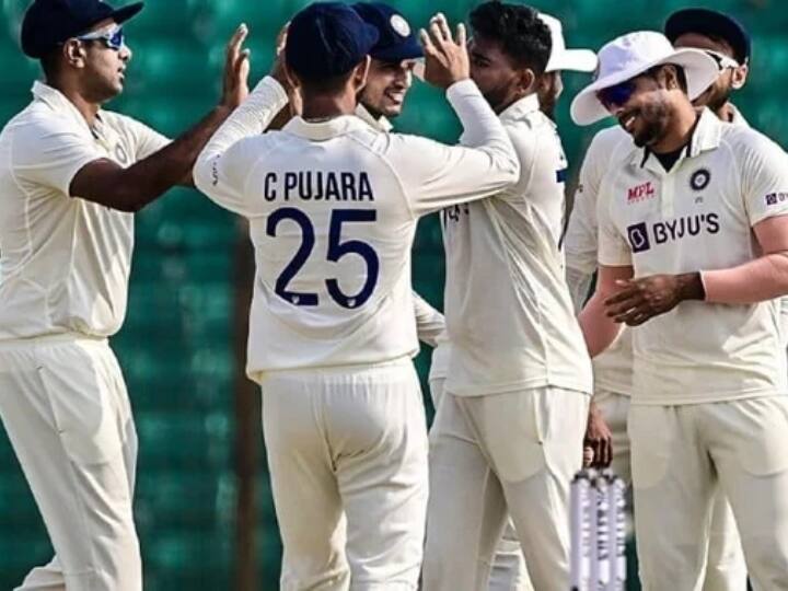 वहीं, टीम इंडिया की बात करें तो वर्ल्ड टेस्ट चैंपियनशिप प्वॉइंट्स टेबल में दूसरे नंबर पर है. भारतीय टीम फिलहाल बांग्लादेश के खिलाफ सीरीज खेल रही है. इस सीरीज के बाद टीम इंडिया ऑस्ट्रेलिया के खिलाफ 4 टेस्ट मैचों की सीरीज खेलेगी. अगर भारतीय टीम अपने बाकी बचे 5 मैचों में 4 जीत दर्ज करने में कामयाब कहती है तो फाइनल खेलना तरीबन तय है. (फोटो क्रेडिट- सोशल मीडिया)