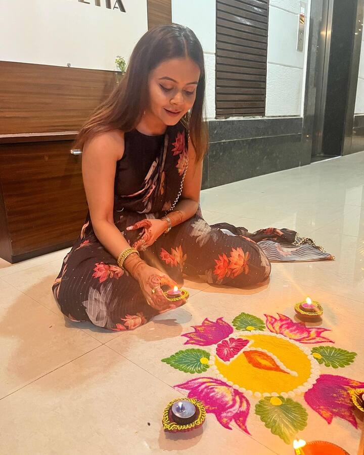 ये तस्वीर देवोलीना ने दिवाली पर शेयर की थी. जिसमें वो रंगोली बना रही थीं. वहीं घर की बात करें तो घर को सुंदर बनाने के लिए उसमें मार्बल फ्लोरिंग और वुडन वर्क भी किया गया है.