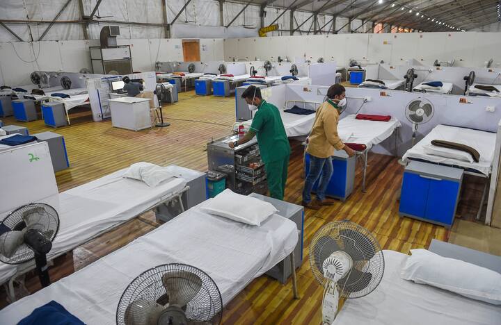 বছর শেষে ফের আশঙ্কার মেঘ। বিভিন্ন দেশে আবারও চোখ রাঙাচ্ছে করোনা। আর এই পরিস্থিতিতে কোনও রকম ঝুঁকি নিতে নারাজ স্বাস্থ্য কর্তারা।