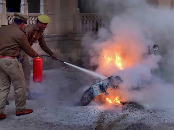 Allahabad University violence Case registered at Colonelganj Police Station in Prayagraj against 43 guards इलाहाबाद यूनिवर्सिटी में हिंसा पर तीन नामजद और 43 अज्ञातों के खिलाफ केस, BJP सांसद ने जताई थी नाराजगी