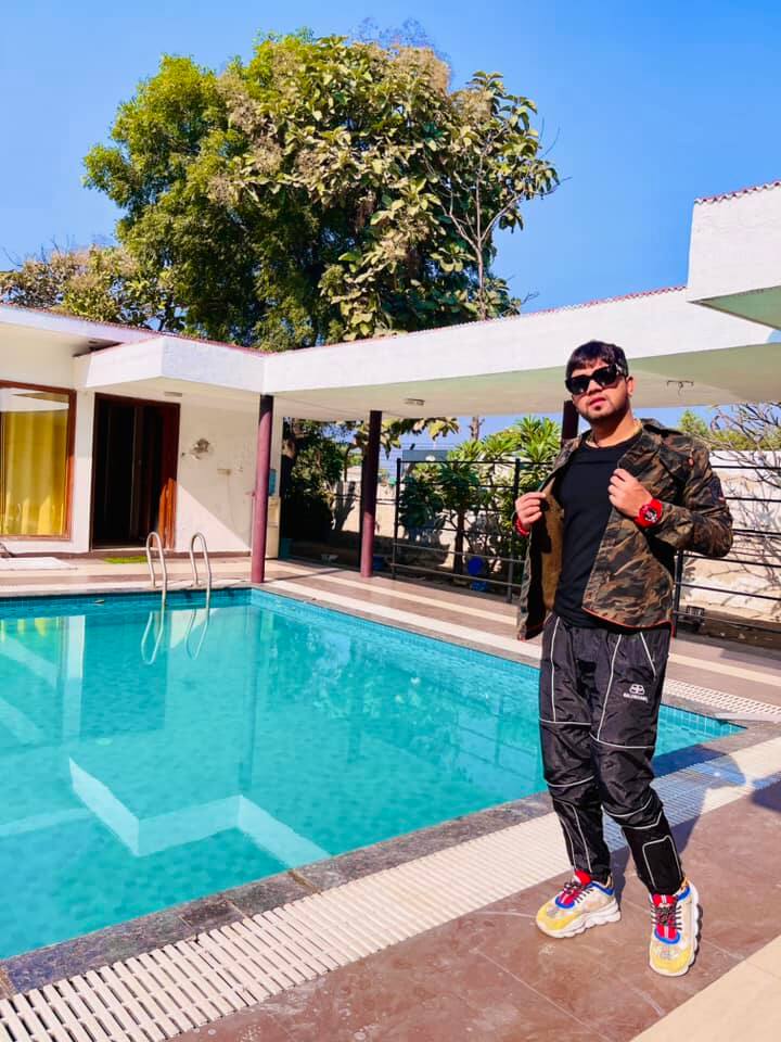 नीलकमल सिंह पर्दे पर जितनी लैविश लाइफस्टाइल मेंटेन करते नजर आते हैं. असल जिंदगी में भी उनकी जिंदगी उतनी ही रंगीन है.