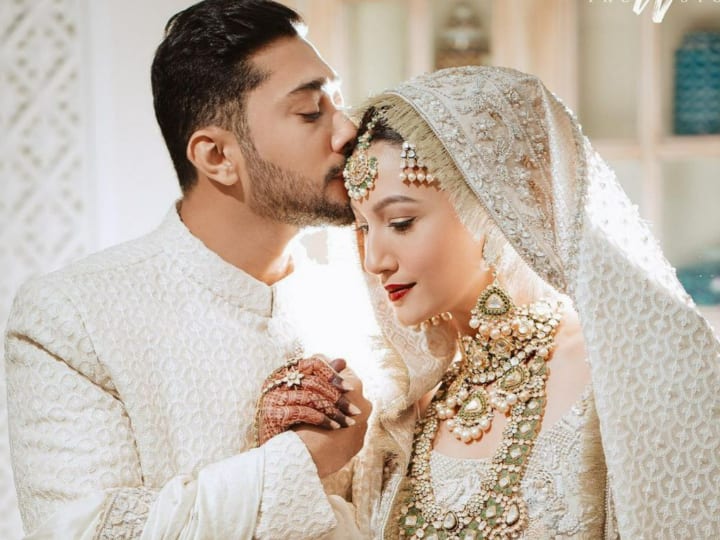 Gauhar Khan Wedding Pics: बॉलीवुड एक्ट्रेस गौहर खान बहुत जल्द मां बनने वाली हैं. एक्ट्रेस ने खुद ये खुशखबरी फैंस के साथ शेयर की है. आज हम आपको एक्ट्रेस की शादी की अनदेखी तस्वीरें दिखाने जा रहे हैं.