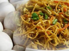 Chili Cheese Noodles: स्ट्रीट-स्टाइल में बनाएं 'चिली चीज़ नूडल्स', घर की इन चीजों से आसानी से बनकर हो जाएगा तैयार
