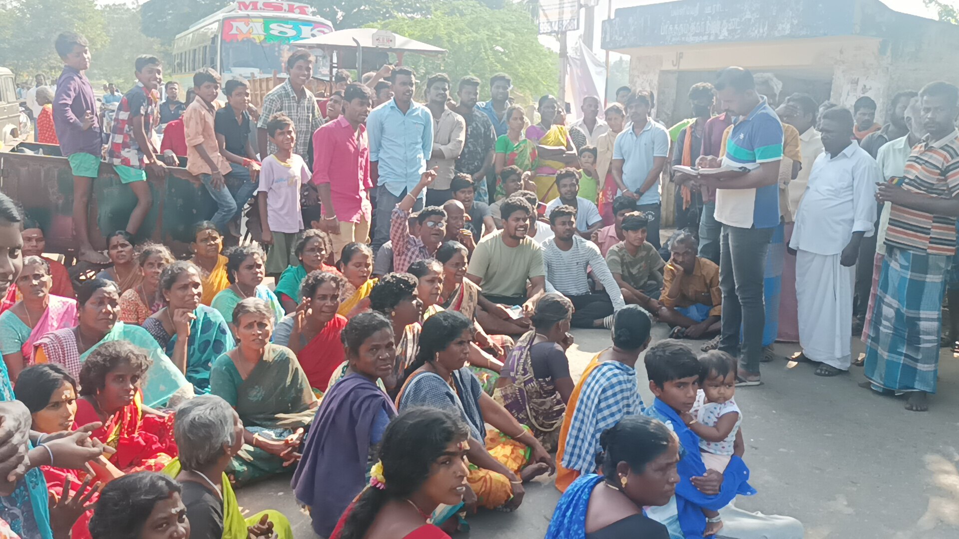 சாக்கடை நாற்றம் தாங்க முடியலை... எங்களுக்கு திருமணம் நடக்குமாங்கிறதே சந்தேகமாக இருக்கு!