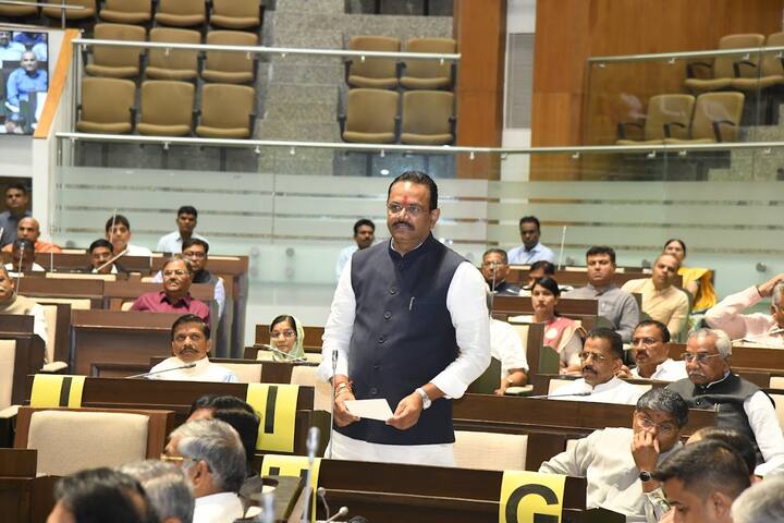 ગૃહમાં શૈલેષ પરમારના સવાલ પર જીતુ વાઘણીએ પલટવાર કર્યો કે, આપ વિપક્ષના નેતા નક્કી નથી કરી શક્યા. મુખ્યમંત્રીએ પૂછવું હોય તો પણ કોને પૂછે.