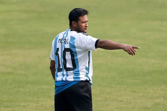Shakib Wearing Messi Jersey: બાંગ્લા. કેપ્ટન શાકિબનો 'મેસ્સી' પ્રેમ, જર્સી પહેરી બીજી ટેસ્ટ મેચની કરી પ્રેક્ટિસ Shakib Wearing Messi Jersey: બાંગ્લા. કેપ્ટન શાકિબનો 'મેસ્સી' પ્રેમ, જર્સી પહેરી બીજી ટેસ્ટ મેચની કરી પ્રેક્ટિસ