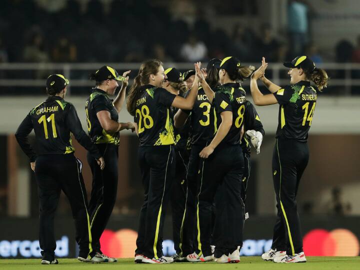 australia women beat india in fifth t20 by 54 runs heather graham took hat trick INDW vs AUSW: हीदर ग्राहम की हैट्रिक से ऑस्ट्रेलिया ने 54 रनों से जीता पांचवां टी20, टीम इंडिया ने 4-1 से गंवाई सीरीज़