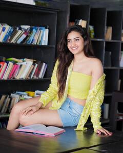 Deepika Pilli: ఒయ్యారాలు ఒలకబోస్తున్న దీపిక పిల్లి