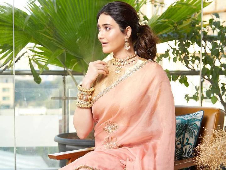ताज्या फोटोंमध्ये, करिश्माने हलकी एम्ब्रॉयडरी असलेली सिल्क साडी परिधान केलेली दिसत आहे. (फोटो सौजन्य:karishmaktanna/इंस्टाग्राम)