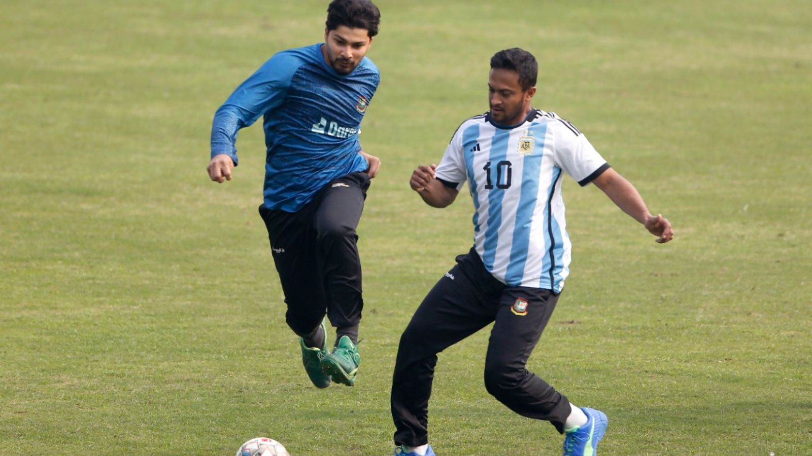 Shakib Wearing Messi Jersey: মেসির জার্সি পরে অনুশীলনে শাকিব, ক্রিকেট ছেড়ে মাতলেন ফুটবলে