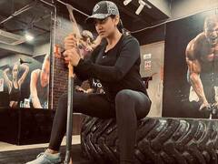 हाथ में हथौड़ा लिए क्यों गुस्से में बैठी हैं अक्षरा सिंह, जिम में दिखा एक्ट्रेस का खूंखार अंदाज