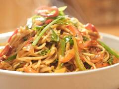 Chili Cheese Noodles: स्ट्रीट-स्टाइल में बनाएं 'चिली चीज़ नूडल्स', घर की इन चीजों से आसानी से बनकर हो जाएगा तैयार