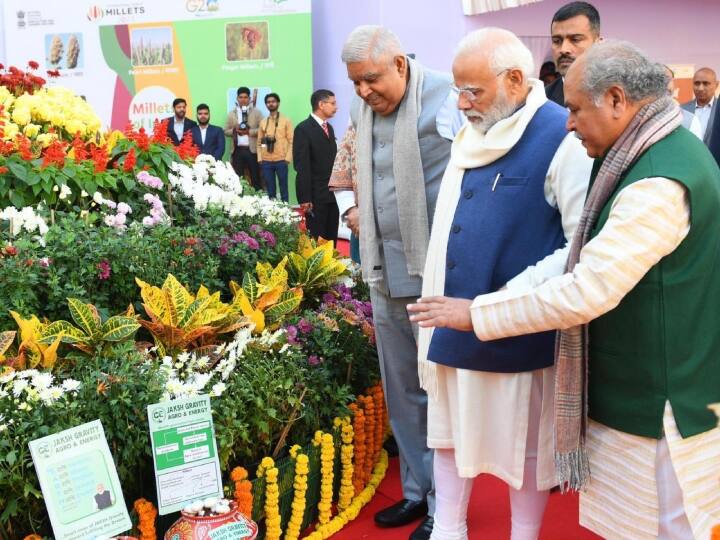 प्रधानमंत्री नरेंद्र मोदी ने मंगलवार (20 दिसंबर) को बीजेपी संसदीय दल की बैठक में बेहतर स्वास्थ्य के लिए मोटे अनाज और खेलों की अहमियत पर बल दिया और सांसदों से इन्हें प्रोत्साहित करने की दिशा में काम करने को कहा. मीटिंग के बाद रिपोर्टरों को संबोधित करते हुए केंद्रीय मंत्री प्रह्लाद जोशी ने बताया कि पीएम मोदी ने बीजेपी सांसदों से कहा कि देश के ज्यादातर छोटे किसानों के उगाए जाने वाले मोटे अनाज को लोकप्रिय बनाना देश की सेवा करने के बराबर है.