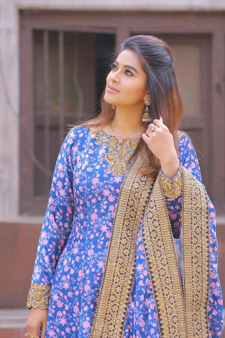 స్నేహా అసలు పేరు సుహాసిని రాజారాం నాయుడు. కానీ, తెరపై అందరికీ స్నేహా అనే పేరుతో పరిచయమైంది. Image Credit: Real Actress Sneha/Instagram