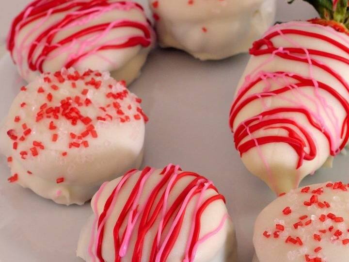 जन्मदिन हो,सालगिरह हो,धूमधाम हो,पिकनिक हो,आप इन लजीज कुकीज को किसी भी खास मौके पर बना सकते हैं.बच्चे हों या बड़े ये कुकीज सभी को बहुत पसंद आएंगी. यदि आप उन लोगों में से हैं जो अक्सर घर पर नई नई रेसिपी बनाने की कोशिश करते हैं, तो अगली बार इस आसान कुकी रेसिपी जरूर ट्राई कर लें. कुकीज को और अच्छा बनाने के लिए आप कुकीज के आटे में चॉकलेट चिप्स, ड्राई फ्रूट्स भी मिला सकते हैं. इसलिए सोचना बंद करें और बनाना शुरू करें.