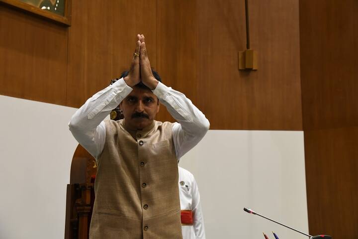 વિધાનસભા ગૃહમાં બે હાથ જોડીને ધારાસભ્યોનું અભિવાદન કરતાં શંકર ચૌધરી.