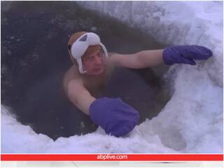 Video: माइनस 50 डिग्री में जम चुकी झील को खोदकर नहा रहा शख्स, देखते रह गए यूजर्स