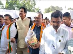 राज्यातील ग्रामपंचायतींवर भाजप-शिंदे गटाचा झेंडा? बावनकुळेंनी विधानभवन परिसरात वाटले लाडू...