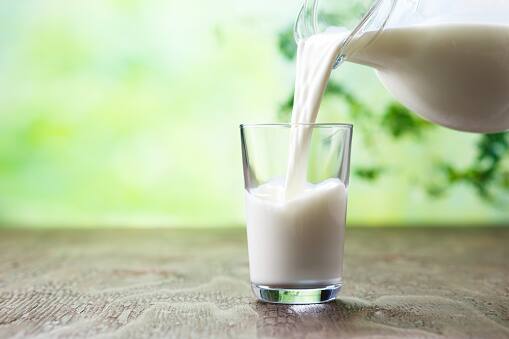 Milk Side Effects milk can causes 5 damages to body how many glasses of milk are beneficial drink Milk Side Effects : काय सांगता? दूध पिण्याचे फायदेच नाही तोटेही; काय आहे भानगड? वाचा सविस्तर...