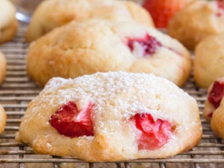 अगर आप स्ट्रॉबेरी लवर हैं,तो ये स्ट्रॉबेरी कुकीज आपको खूब पसंद आने वाली हैं. यह रेसिपी ताजा कटी हुई स्ट्रॉबेरी से बनाई जाती है. ये कुकीज़ खाने में आपको काफी मजा आने वाला है. यह आपके हेल्थ के लिए काफी फायदेमंद होने वाला है.  चॉकलेट कुकीज़ या वेनिला कुकीज़ नहीं खाने का मन है तो आप घर पर स्ट्रॉबेरी कुकीज़ तैयार कर सकते हैं. इन्हें अपनी सुबह की चाय के साथ या शाम के नाश्ते के रूप में ले सकते हैं. आपके दोस्त निश्चित रूप से आपसे इस कुकी की रेसिपी पूछ सकते हैं. इसके स्वादिष्ट स्वाद सभी को पसंद आने वाले है.