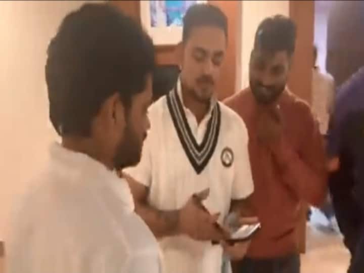 ishan kishan emotional reaction after seeing MS Dhoni autograph on fans mobile watch video MS Dhoni का ऑटोग्राफ देख भावुक हुए ईशान किशन, फैंस से बोले- 'माही भाई के ऊपर नहीं कर सकता', देखें VIDEO