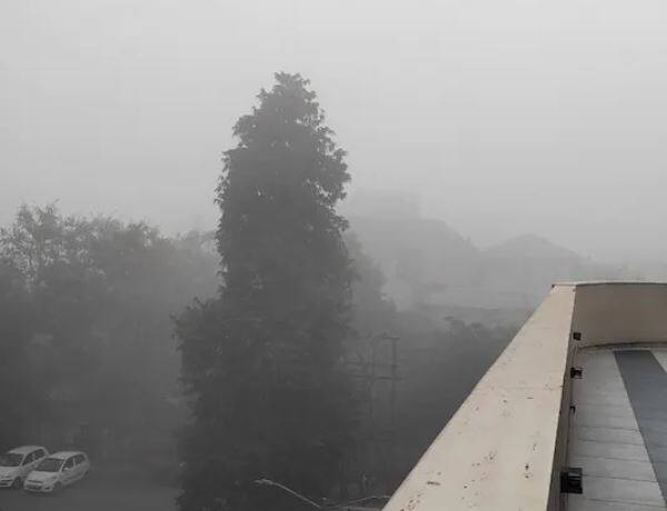 ਦਿੱਲੀ ਵਿੱਚ ਵਿਜ਼ੀਬਿਲਟੀ ਘਟ ਕੇ 150 ਮੀਟਰ ਰਹਿ ਗਈ ਹੈ। ਤਾਪਮਾਨ ਵਿੱਚ ਵੀ ਲਗਾਤਾਰ ਗਿਰਾਵਟ ਦਰਜ ਕੀਤੀ ਜਾ ਰਹੀ ਹੈ। ਠੰਢ ਕਾਰਨ ਲੋਕ ਠਰ ਰਹੇ ਹਨ। ਮੌਸਮ ਵਿਭਾਗ ਨੇ ਸੰਘਣੀ ਧੁੰਦ ਕਾਰਨ ਯੈਲੋ ਅਲਰਟ ਜਾਰੀ ਕੀਤਾ ਹੈ।