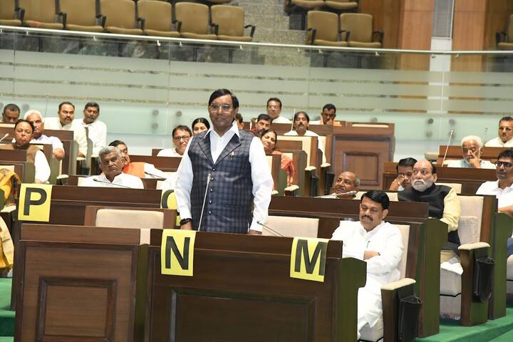 રમણલાલ વોરાએ ભૂતકાળ યાદ કરીને કહ્યું, 'પાન લીલું જોયુંને તમે યાદ આવ્યાં'. આ પંક્તિ ટાંકીને તેમણે નિવેદન કર્યું, એક સમય એવો હતો જ્યારે આજના વિપક્ષની સંખ્યા સત્તાપક્ષમાં અમારી છે તેટલી હતી. સરકાર તૂટી તેના કેટલાક સાક્ષીઓ આજે પણ અહી છે