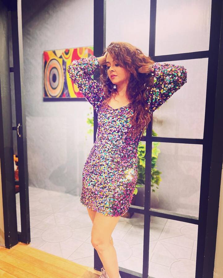 देवोलीना ने घर को क्लासी लुक देने के लिए अंदर भी कुछ पौधे रखे है. दीवार पर एक्सपेंसिव पेंटिग भी लगाई हुई हैं.