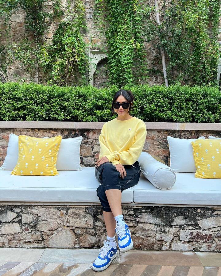 రాజస్థాన్ లో చిల్ అవుతూ ఎంజాయ్ చేస్తుంది. Image Credit: Mrunal Thakur/ Instagram