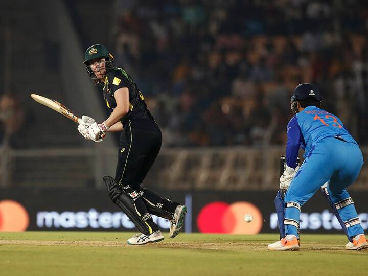 australia women set 197 runs target for india ashleigh gardner and grace harris fifty INDW vs AUSW: ऑस्ट्रेलिया ने भारत को दिया 197 रनों का लक्ष्य, गार्डनर और हैरिस के ताबड़तोड़ अर्धशतकों से पलटा मैच