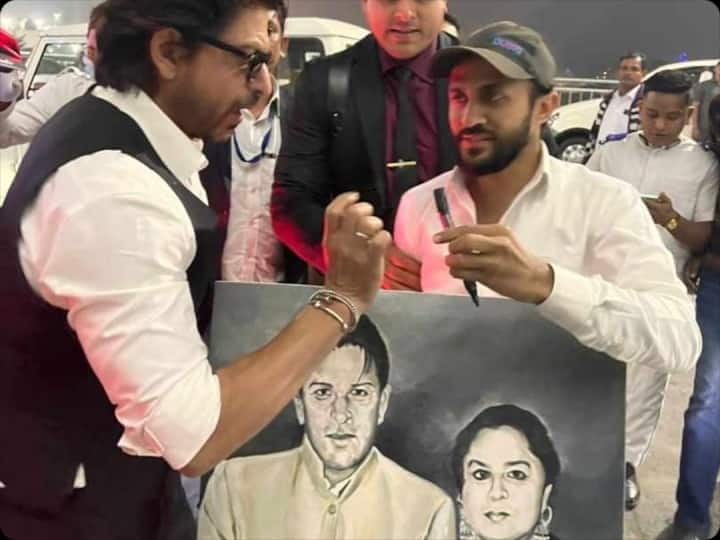 shah rukh khan fan asked autograph on a portrait of his late parents netizens impressed see reactions फैन के हाथ में अपने दिवंगत मां-बाप की पेंटिंग देख चौंक गए Shah Rukh Khan, सोशल मीडिया यूजर्स ने लुटाया प्यार