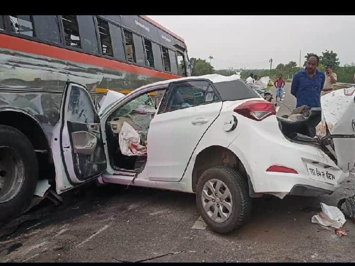 கோவில்பட்டி அருகே தனியார் பஸ் - கார் மோதல்; 4 கல்லூரி மாணவர்கள் உயிரிழப்பு