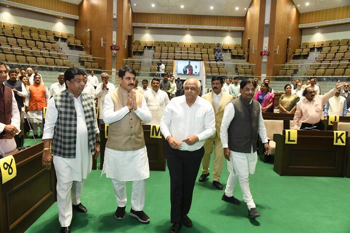 વિધાનસભા અધ્યક્ષ શંકર ચૌધરીને તેમના સ્થાન સુધી લઈ જતાં મુખ્યમંત્રી ભુપેન્દ્ર પટેલ, ઋષિકેશ પટેલ અને કોંગ્રેસના નેતા શૈલેષ પરમાર.