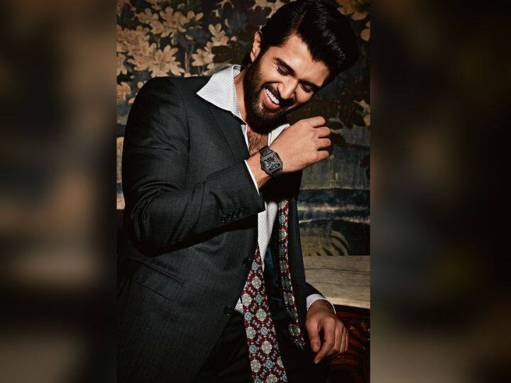 Vijay Devarakonda: एक्टर विजय देवरकोंडा की भारी फीमेल फैन फॉलोइंग है. साउथ सिनेमा के इस हैंडसम हंक पर कई हसीनाएं दिल गवां बैठती हैं. बॉलीवुड की कई एक्ट्रेस भी एक्टर के लुक की तारीफ कर चुकी हैं.