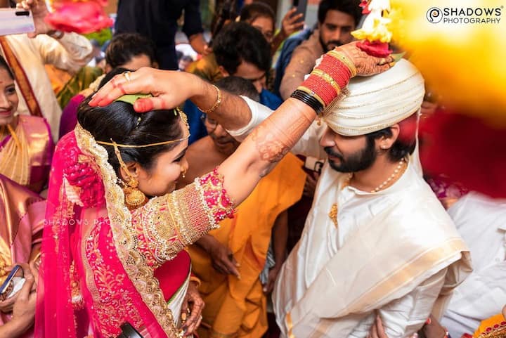 వీరి పెళ్లికి పలువురు ప్రముఖులు, నటీనటులు హాజరయ్యారు.Photo Credit@Tejaswini gowda/Instagram