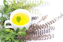 Tulsi Tea : हिवाळ्यात घसादुखी, खवखव यांमुळे त्रस्त्त आहात? तुळशीच्या पानांचा चहा ठरेल रामबाण उपाय