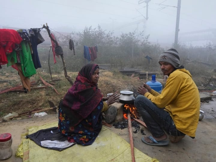 मौसम विभाग ने सोमवार को अनुमान जताया था कि सिंधु-गंगा के मैदानी हिस्सों यानी उत्तरी भारत के मैदानी क्षेत्रों में अगले पांच दिन घने से बहुत घना कोहरा छाया रह सकता है.