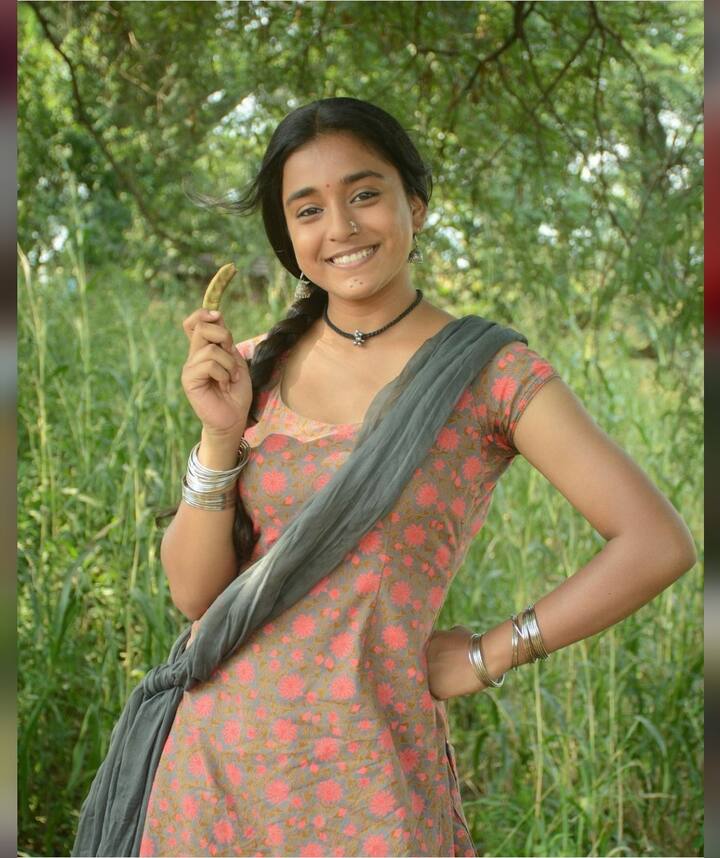 सुंबुल तौकीर खान - टीवी एक्ट्रेस सुंबुल तौकीर खान ने बिग बॉस 16 में हिस्सा लिया है. एक्ट्रेस ने शो मे शालीन भनोट के साथ दोस्ती को लेकर काफी विवाद में रही हैं. जिसकी वजह से सलमान के साथ-साथ दर्शक भी सुंबुल से इरिटेट होने लगे.