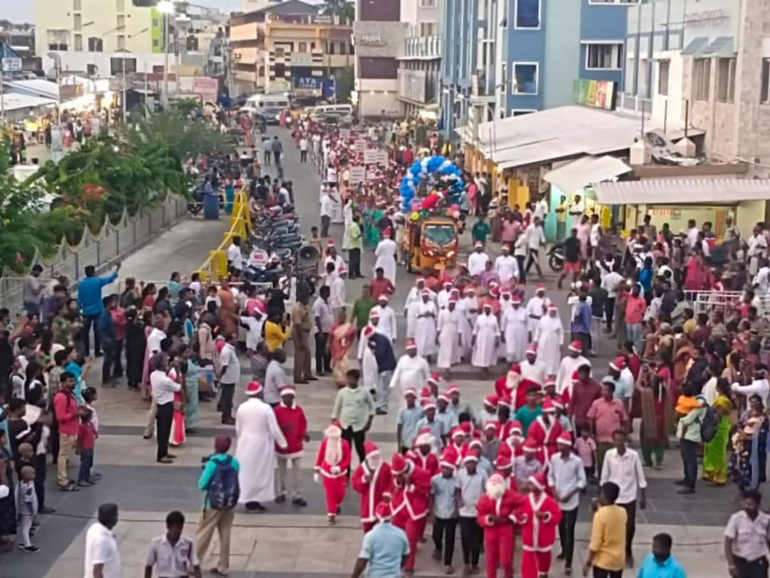 Velankani Christmas Celebrations More than 100 chrismas santas participated in the Christmas parade வேளாங்கண்ணியில் கிறிஸ்துமஸ் தாத்தா வேடமடைந்தவர்கள் பேரணி!