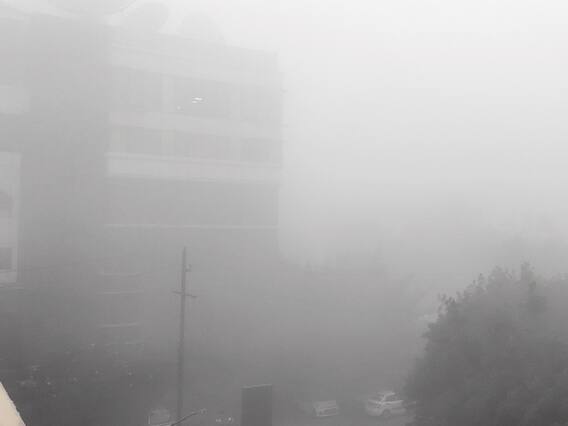 Fog in India: घने कोहरे की चादर में लिपटा उत्तर भारत, सिर्फ फॉग-फॉग...देखिए तस्वीरें