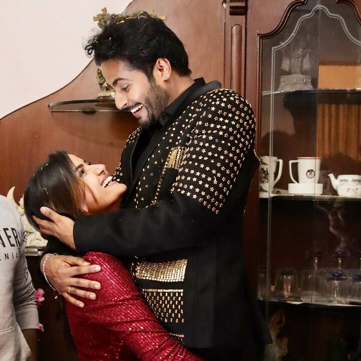 దాదాపు శ్రీహాన్ విన్నర్ కిందే లెక్క. శ్రీహాన్ తిరిగి ఇంటికి వచ్చిన సందర్భంగా సిరి ఆనందంతో అతడిని ఎత్తుకుంది. ఆ ఫోటోలను క్యాప్చర్ చేశారు స్నేహితులు. -Image credit: Siri Hanumanthu/Instagram