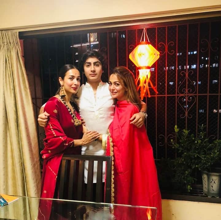 এরপর মালাইকা তাঁর বোনকে বোঝাতে গেলেই অমৃতা ফের বলেন, 'কেন সবসময় অমৃতাকে নিয়েই কথা হবে?' এরপর বোনের কাছে ক্ষমা চেয়ে নেন মালাইকা। আর দুজন দুজনকে জড়িয়ে ধরে সমস্ত ক্ষোভ মিটিয়ে নেন।