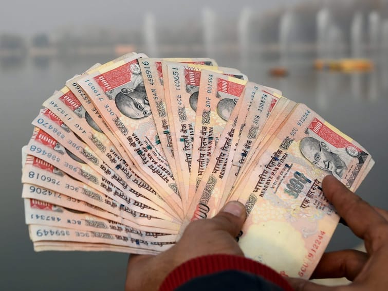 Viral video claims Rs 1000 is coming back from 1 January 2023. Is it? Check fact 2000 ரூபாய் நோட்டுகள் செல்லாதா? மீண்டும் வருகிறதா 1000 ரூபாய் நோட்டுகள்? எது உண்மை?