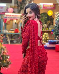 Christmas 2022: क्रिसमस पार्टी में चेरी ब्लॉसम लुक के लिए फॉलो करें Monalisa का स्टाइल, रेड आउटफिट में लगें बेमिसाल